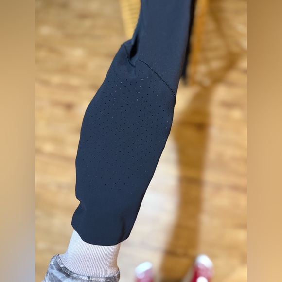 Black Lululemon High-Rise Leggings with mesh design, Size 6 - Picture 2 of 8